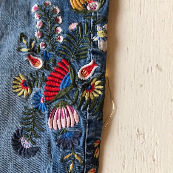 SUPER TRENDY EMBROIDERED DISTRESSED JEANS - Picture 2 of 5